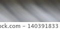 以金屬銀色為底色，並帶有顆粒狀漸變效果的背景。 140391833