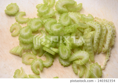 芹菜在砧板上切碎 芹菜在砧板上切碎 140392354