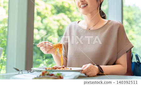 正在吃午餐的女性/女商人 正在吃午餐的女性/女商人 140392511