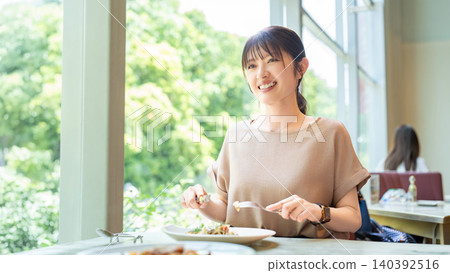 Women eating lunch / Businesswomen Women eating lunch / Businesswomen 140392516
