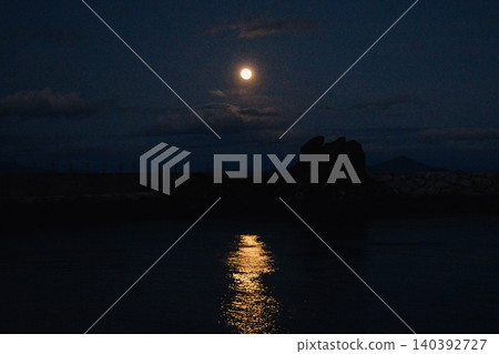 海灘上的滿月之夜 140392727