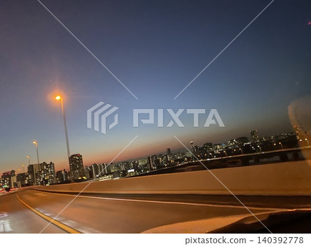 高速公路:車光和皎潔的月光。 高速公路:車光和皎潔的月光。 140392778