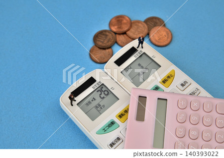 空調遙控器和計算器,金錢,節能圖片 空調遙控器和計算器,金錢,節能圖片 140393022