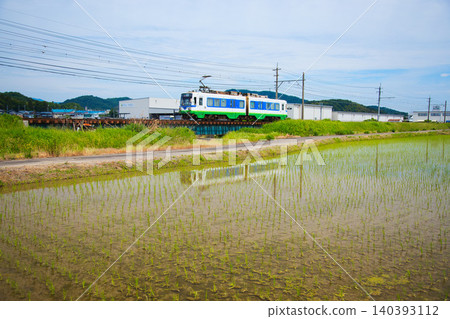 福鐵福部線穿過已經開始插秧的鄉村地區。 福鐵福部線穿過已經開始插秧的鄉村地區。 140393112