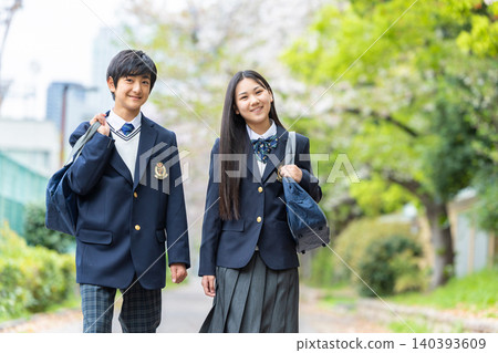 國中生在公園散步 國中生在公園散步 140393609