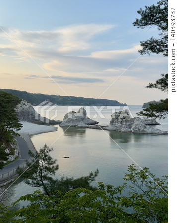 夕陽西下,映照著淨土濱海灘,碧綠的日本南紅松與潔白的流紋岩交相輝映(岩手縣宮古市) 夕陽西下,映照著淨土濱海灘,碧綠的日本南紅松與潔白的流紋岩交相輝映(岩手縣宮古市) 140393732