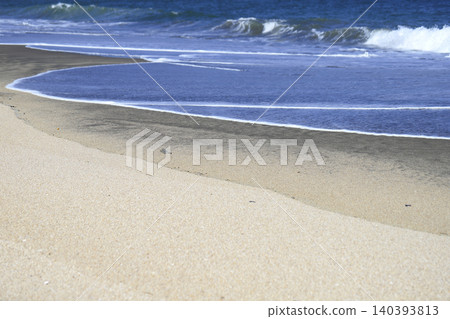 水邊的沙灘和輕柔的海浪。 水邊的沙灘和輕柔的海浪。 140393813
