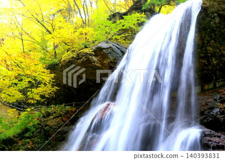 Autumn foliage at Matsukawa Valley and Raiden Falls Autumn foliage at Matsukawa Valley and Raiden Falls 140393831