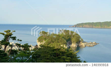 美麗的海岸景觀,以流紋岩的白色、南方紅鬆的綠色和海水的鈷藍色為特色。 (岩手縣宮古市淨土濱海灘) 美麗的海岸景觀,以流紋岩的白色、南方紅鬆的綠色和海水的鈷藍色為特色。 (岩手縣宮古市淨土濱海灘) 140393918