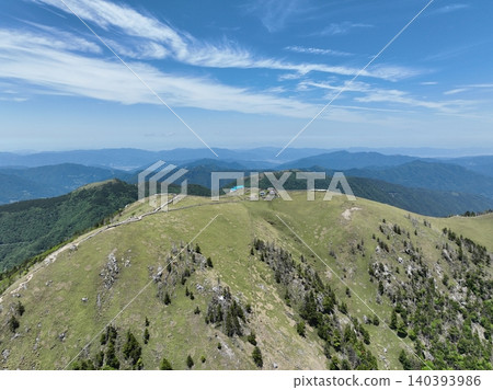 從空中俯瞰德島縣劍山山頂和四國山脈，景色令人嘆為觀止。 140393986