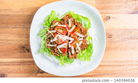 一張沖繩特色菜——塔可飯的照片，塔可飯裡有起司、生菜和番茄。 140394038