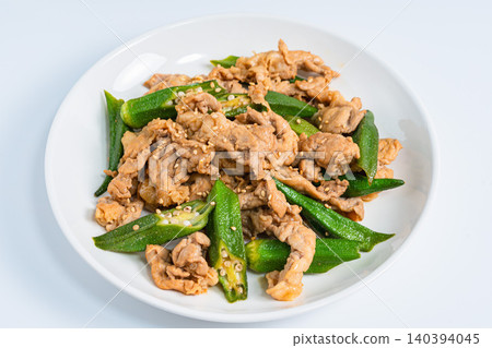 日式炒秋葵豬肉,帶有芝麻香味。 日式炒秋葵豬肉,帶有芝麻香味。 140394045
