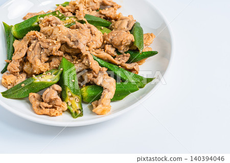 日式炒秋葵豬肉,帶有芝麻香味。 日式炒秋葵豬肉,帶有芝麻香味。 140394046