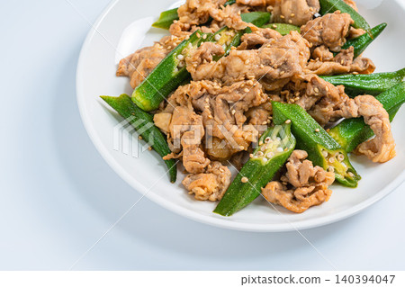 日式炒秋葵豬肉,帶有芝麻香味。 日式炒秋葵豬肉,帶有芝麻香味。 140394047