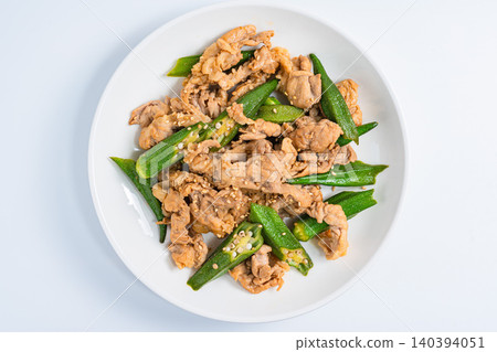 日式炒秋葵豬肉,帶有芝麻香味。 日式炒秋葵豬肉,帶有芝麻香味。 140394051