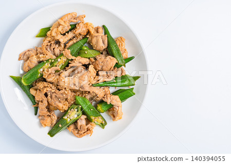 日式炒秋葵豬肉,帶有芝麻香味。 日式炒秋葵豬肉,帶有芝麻香味。 140394055
