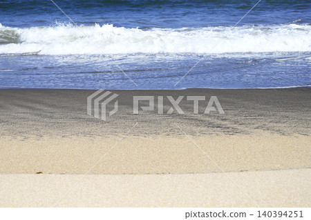 水邊的沙灘和輕柔的海浪。 水邊的沙灘和輕柔的海浪。 140394251