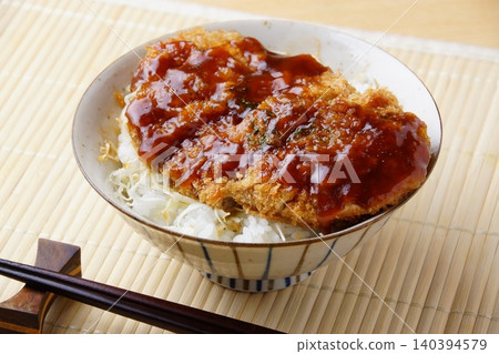 來源炸肉排碗 來源炸肉排碗 140394579