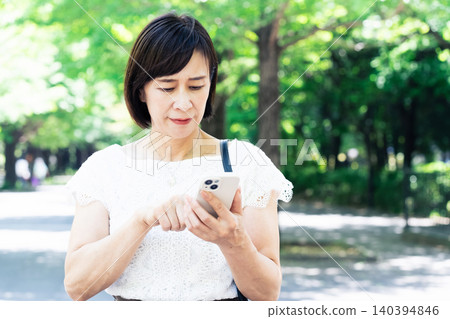 操作智能手機的女人 140394846