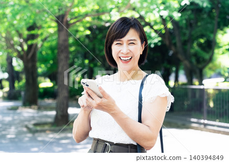 操作智能手機的女人 140394849