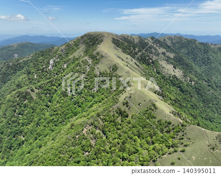 A spectacular video of the view of Mt. Jirogai and the ridgeline hiking trail from the Nidomi Observatory (Tokushima Prefecture) A spectacular video of the view of Mt. Jirogai and the ridgeline hiking trail from the Nidomi Observatory (Tokushima Prefecture) 140395011