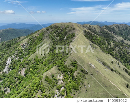 A spectacular video of the view of Mt. Jirogai and the ridgeline hiking trail from the Nidomi Observatory (Tokushima Prefecture) 140395012