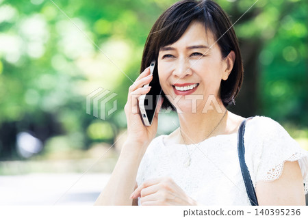 A woman who speaks with a smartphone 140395236