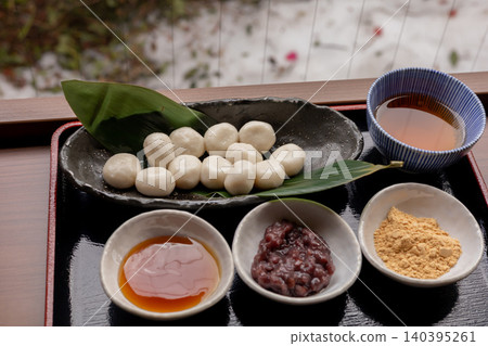 一種日式甜點,由糯米糰子配紅豆沙和黃豆粉(烤黃豆粉)製成。 一種日式甜點,由糯米糰子配紅豆沙和黃豆粉(烤黃豆粉)製成。 140395261