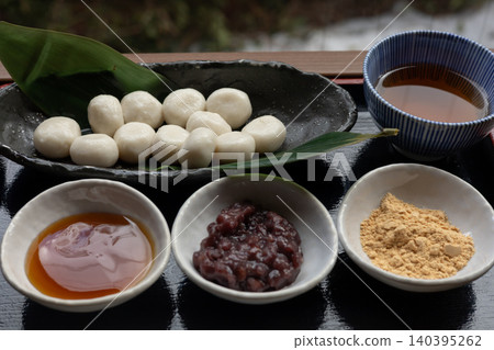一種日式甜點,由糯米糰子配紅豆沙和黃豆粉(烤黃豆粉)製成。 一種日式甜點,由糯米糰子配紅豆沙和黃豆粉(烤黃豆粉)製成。 140395262