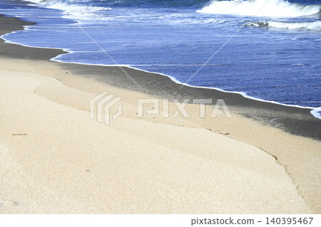 水邊的沙灘和輕柔的海浪。 水邊的沙灘和輕柔的海浪。 140395467