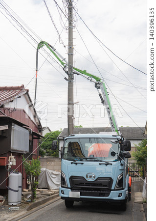 在住宅區建造新獨立式住宅時,正在進行混凝土澆築作業,現場有兩輛泵浦車。 在住宅區建造新獨立式住宅時,正在進行混凝土澆築作業,現場有兩輛泵浦車。 140396135