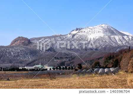 北海道壯別町：早春時節的有珠山和昭和新山，仍有積雪 [3月] 140396704