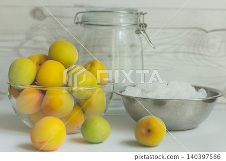 這是製作梅子糖漿的準備場景,這是初夏典型的活動。新鮮的青梅、冰糖和玻璃罐。 這是製作梅子糖漿的準備場景,這是初夏典型的活動。新鮮的青梅、冰糖和玻璃罐。 140397586