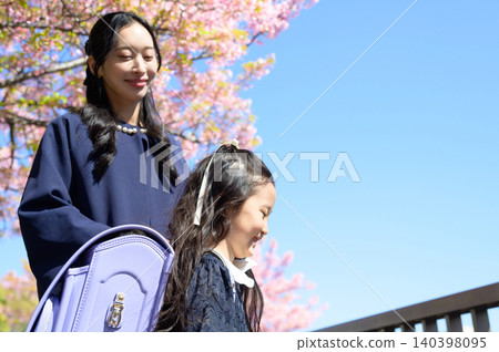 櫻花樹下,一位笑容燦爛的日本父母與孩子 櫻花樹下,一位笑容燦爛的日本父母與孩子 140398095