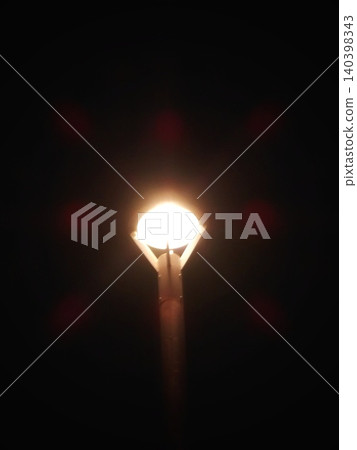 The light of the streetlights shining straight into the darkness and the nighttime scenery The light of the streetlights shining straight into the darkness and the nighttime scenery 140398343