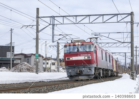 一列從東京都會區開往北海道的貨櫃貨運列車 140398603