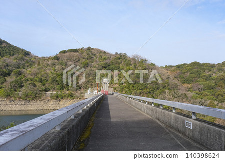 鮎川大壩的堤壩,是一種重力式混凝土結構。 鮎川大壩的堤壩,是一種重力式混凝土結構。 140398624