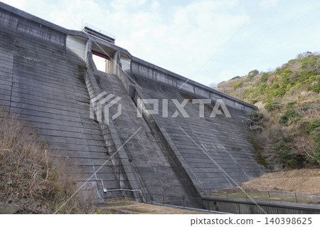 位於洲本市的重力式混凝土大壩-鮎川大壩。 位於洲本市的重力式混凝土大壩-鮎川大壩。 140398625