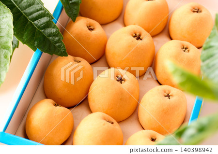 Box of 12 loquats, 2L size. 140398942