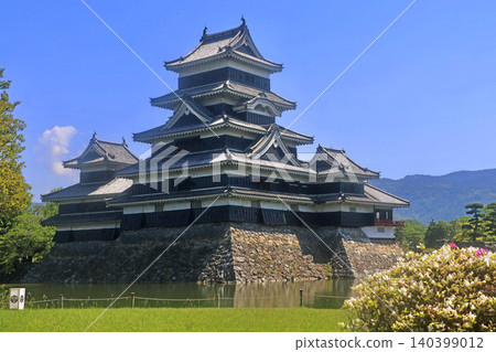 Azaleas and Matsumoto Castle (Matsumoto City, Nagano Prefecture) Azaleas and Matsumoto Castle (Matsumoto City, Nagano Prefecture) 140399012