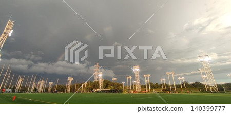 雨後,田野上空出現彩虹和光芒 雨後,田野上空出現彩虹和光芒 140399777
