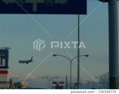 Everyday scenes around the airport: Airplanes flying over the road and streetlights. Everyday scenes around the airport: Airplanes flying over the road and streetlights. 140399778