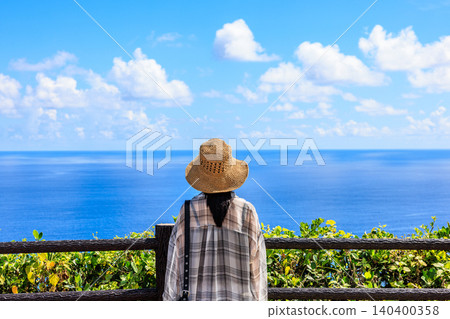 戴著草帽的女子;戶外;海灘;夏季景象。 戴著草帽的女子;戶外;海灘;夏季景象。 140400358