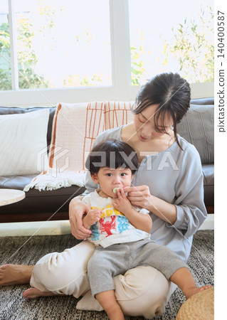 一位母親試圖糾正自己把孩子抱在客廳裡,卻讓孩子張著嘴的壞習慣。 一位母親試圖糾正自己把孩子抱在客廳裡,卻讓孩子張著嘴的壞習慣。 140400587