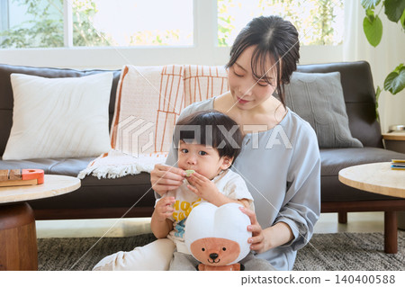 一位母親試圖糾正自己把孩子抱在客廳裡,卻讓孩子張著嘴的壞習慣。 一位母親試圖糾正自己把孩子抱在客廳裡,卻讓孩子張著嘴的壞習慣。 140400588