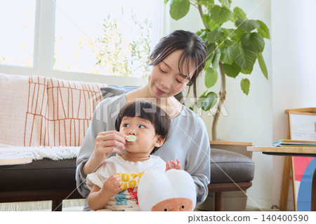 一位母親試圖糾正自己把孩子抱在客廳裡，卻讓孩子張著嘴的壞習慣。 140400590