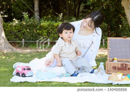 一對母子在公園野餐 一對母子在公園野餐 140400898