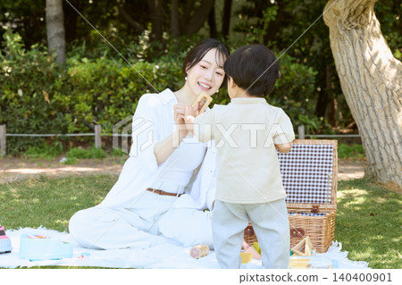 一位母親帶著小男孩在公園野餐 一位母親帶著小男孩在公園野餐 140400901