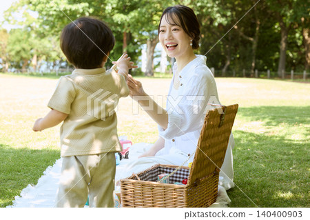 一位母親帶著小男孩在公園野餐 一位母親帶著小男孩在公園野餐 140400903
