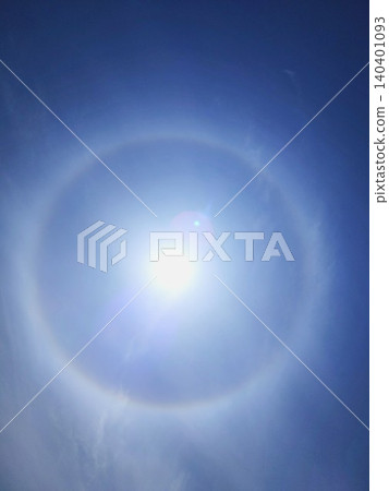 太陽周圍出現了一圈神秘的光環——美麗的日暈(一種氣象現象)蔓延在藍天之上。 太陽周圍出現了一圈神秘的光環——美麗的日暈(一種氣象現象)蔓延在藍天之上。 140401093